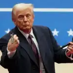 Υπό πλήρη έλεγχο η φωτιά σε αποθήκη ξυλείας στου Ρέντη – Παραμένουν στο σημείο δυνάμεις της Πυροσβεστικής