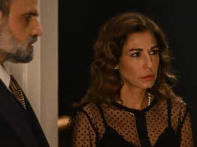 Agios erotas tis poulaei erota kai tin kanei synergo se fono