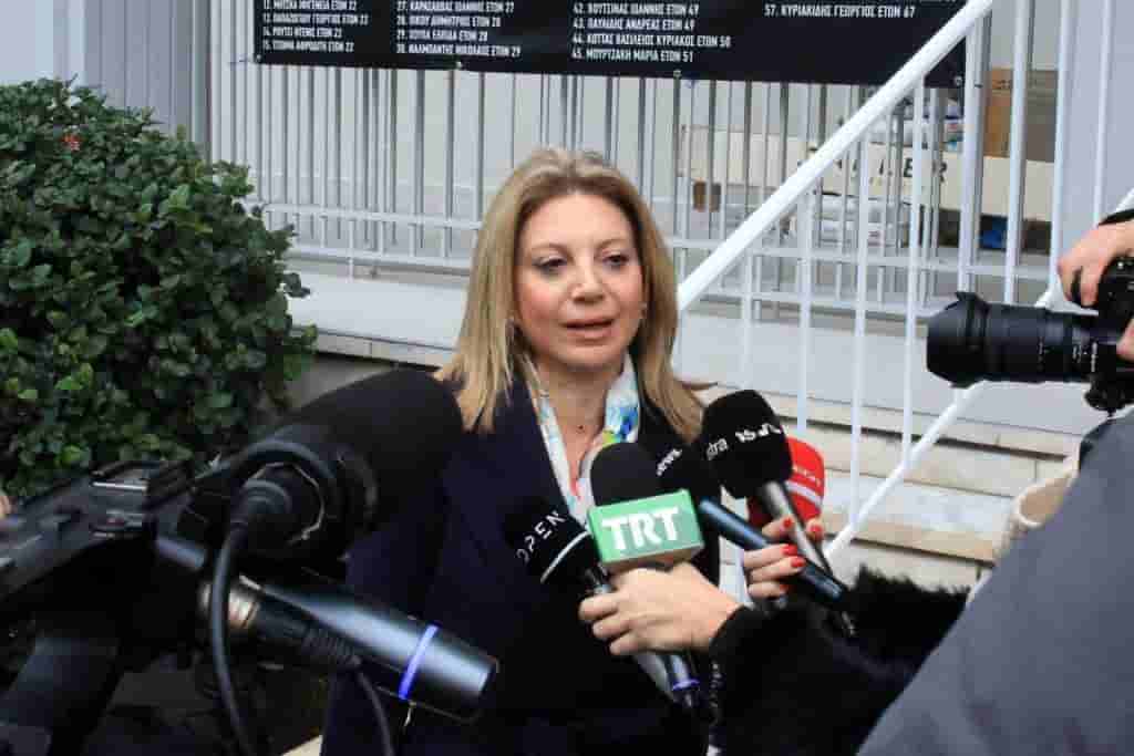 Να μ’ αγαπάς: Πετάνε τούρτες στον αέρα – Πόλεμος στα γενέθλια του Θεόφιλου