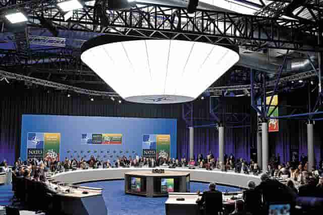 Δύο Δύσεις σε τροχιά σύγκρουσης