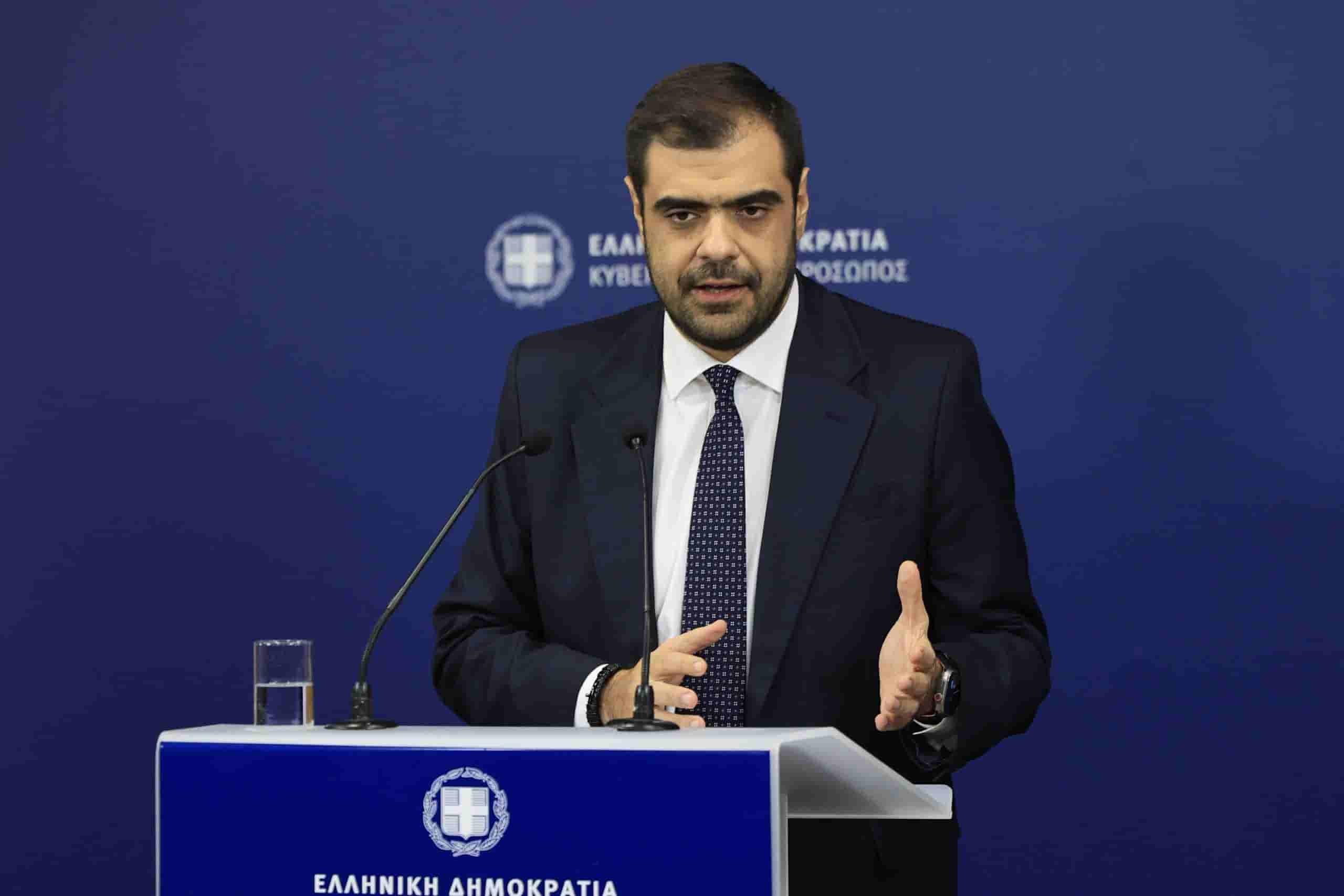 Στο φως βυθισμένο αυτοκίνητο στο ρέμα Κόρμπι στη Βάρη μετά την κακοκαιρία, δείτε βίντεο