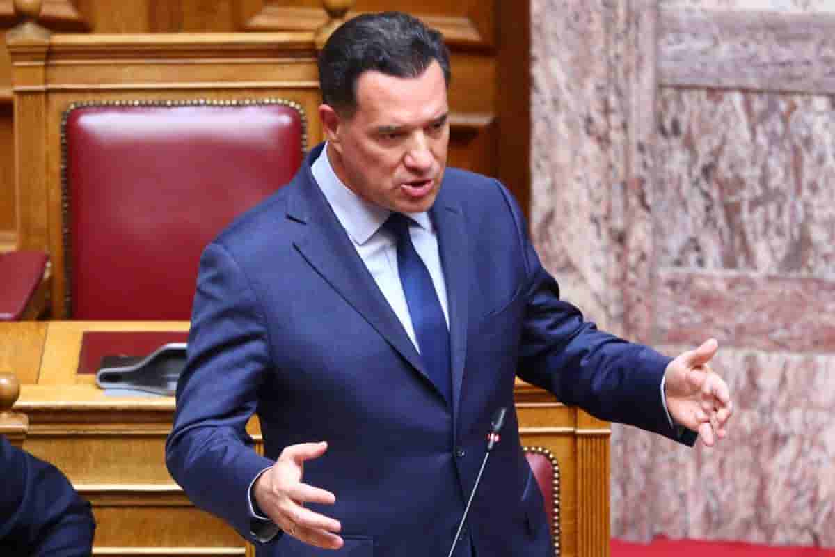 Γλυκό ψωμί στη γάστρα με αποξηραμένα φρούτα