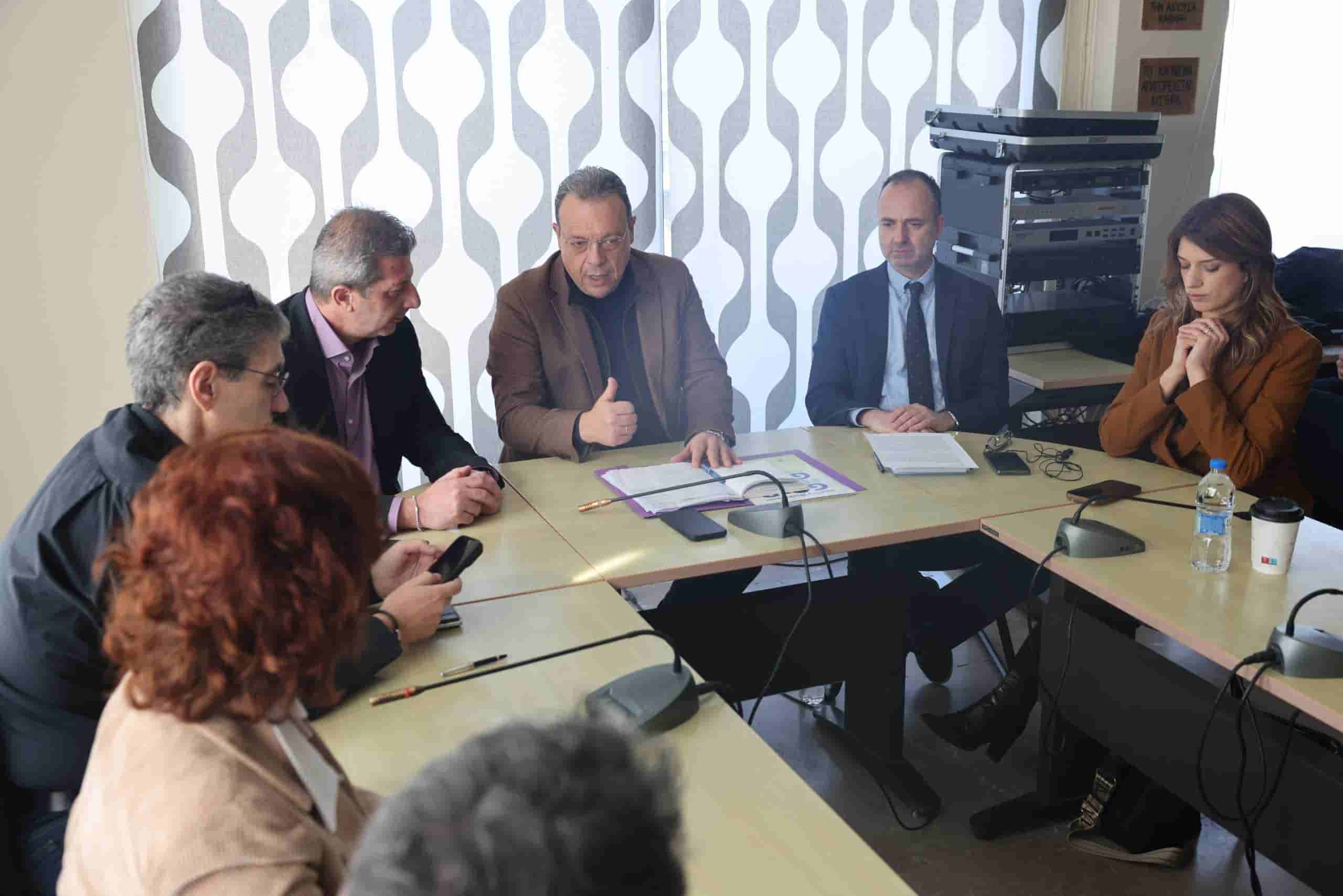 Στην Τούμπα ο Φάμελλος, άφησε ένα λευκό τριαντάφυλλο στη μνήμη των 7 οπαδών του ΠΑΟΚ