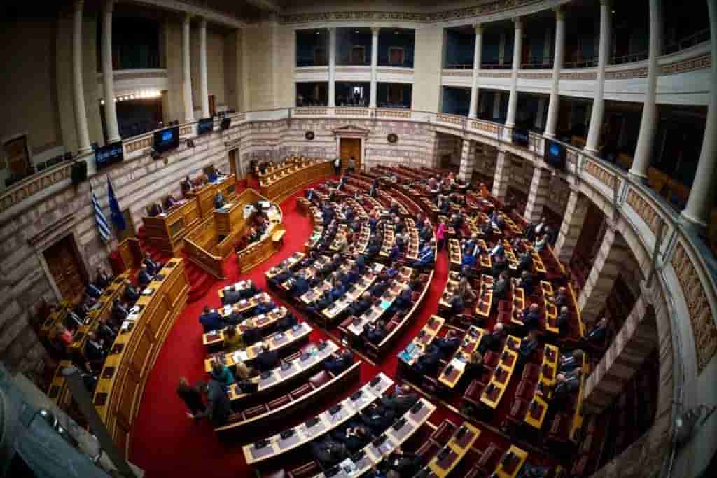 Μια νύχτα μόνο: Η Μίνα μένει στους πέντε δρόμους – Την πετάνε και…