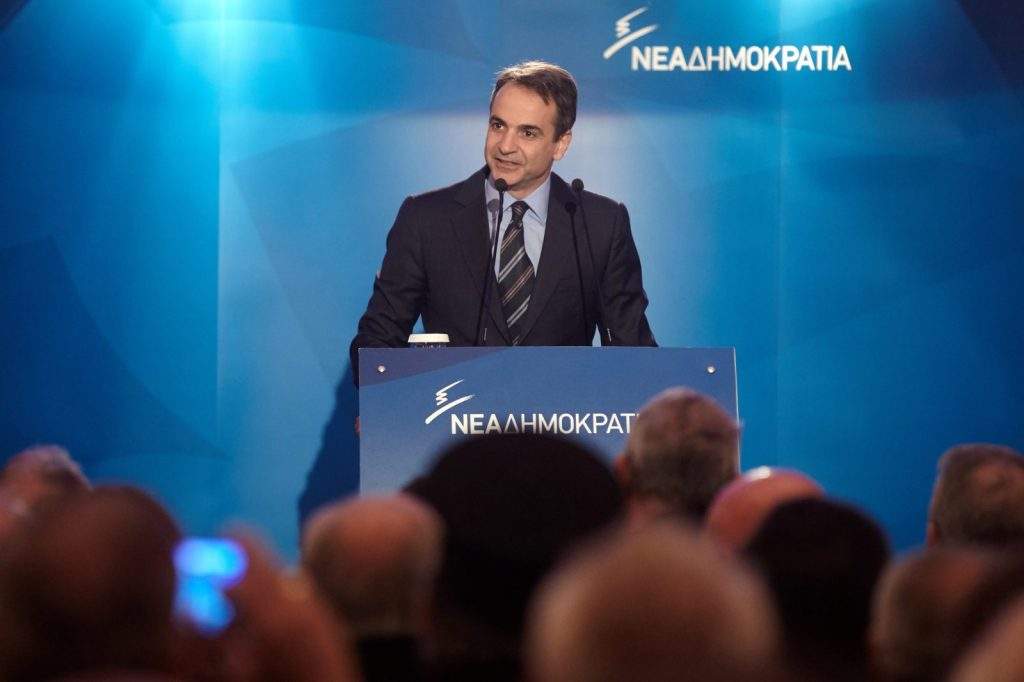 Αφαιρείται ο φυσιολογικός τοκετός από τις μαίες – Έντονες αντιδράσεις