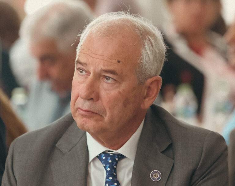 Μνημόσυνο για τα θύματα των Τεμπών – Αντιδράσεις για την παρουσία του Αναπλ. Υπ. Μεταφορών