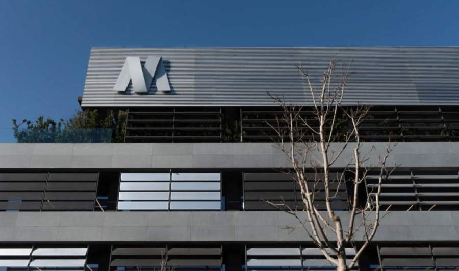 Ο Γιώργος Δούμας στο πλευρό της ανηλικής που έπεσε θύμα βιασμού από το θείο της