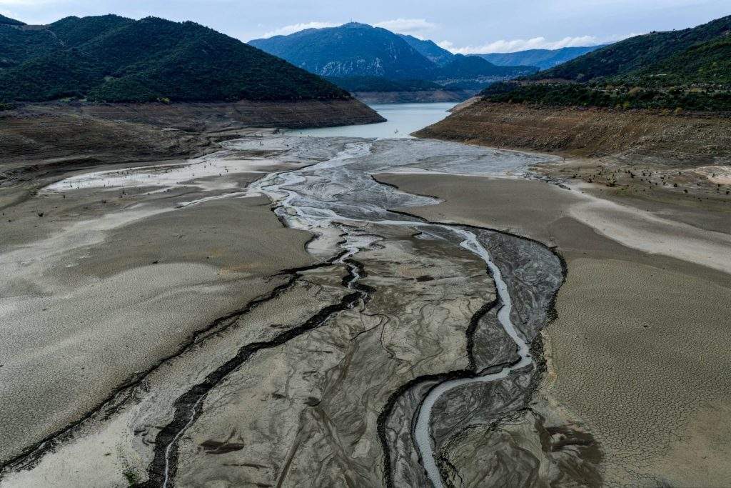 Η Γη της Ελιάς: Ο Στάθης σκοτώνει το μωρό της Ερωφίλης