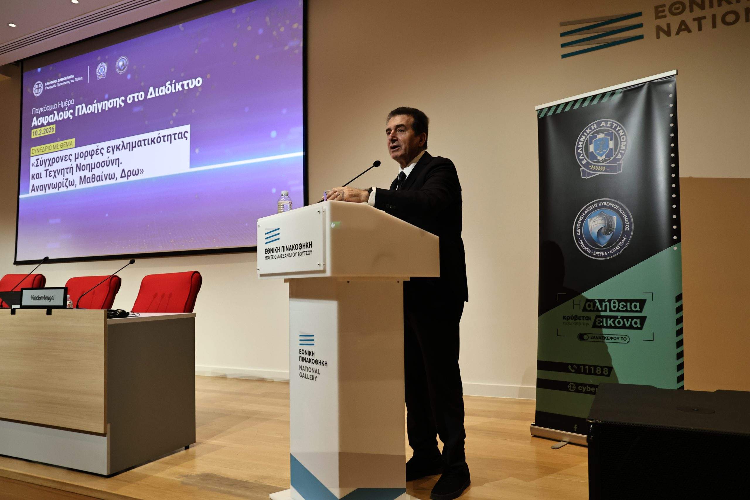 Η στιγμή που πάνοπλοι αστυνομικοί μπαίνουν σε σπίτια σε Φυλή και Αχαρνές και ξηλώνουν καλώδια 520 μέτρων που χρησιμοποιούνταν για ρευματοκλοπές