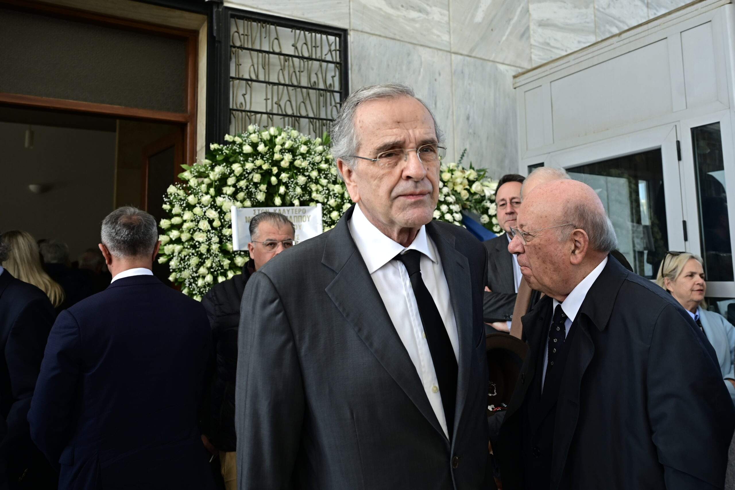 Κατάκολο: Μόνο ελαιόδεντρα πάνω από τα σπίτια συγκρατούν τον βράχο που αποκολλήθηκε – Στα όρια υπερχείλισης ο Αλφειός