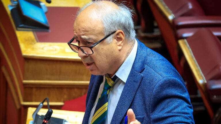 Θεσσαλονίκη: Τραυματίστηκε πυροσβέστης από τη φωτιά που ξέσπασε σε βιοτεχνία στα Διαβατά (Βίντεο)