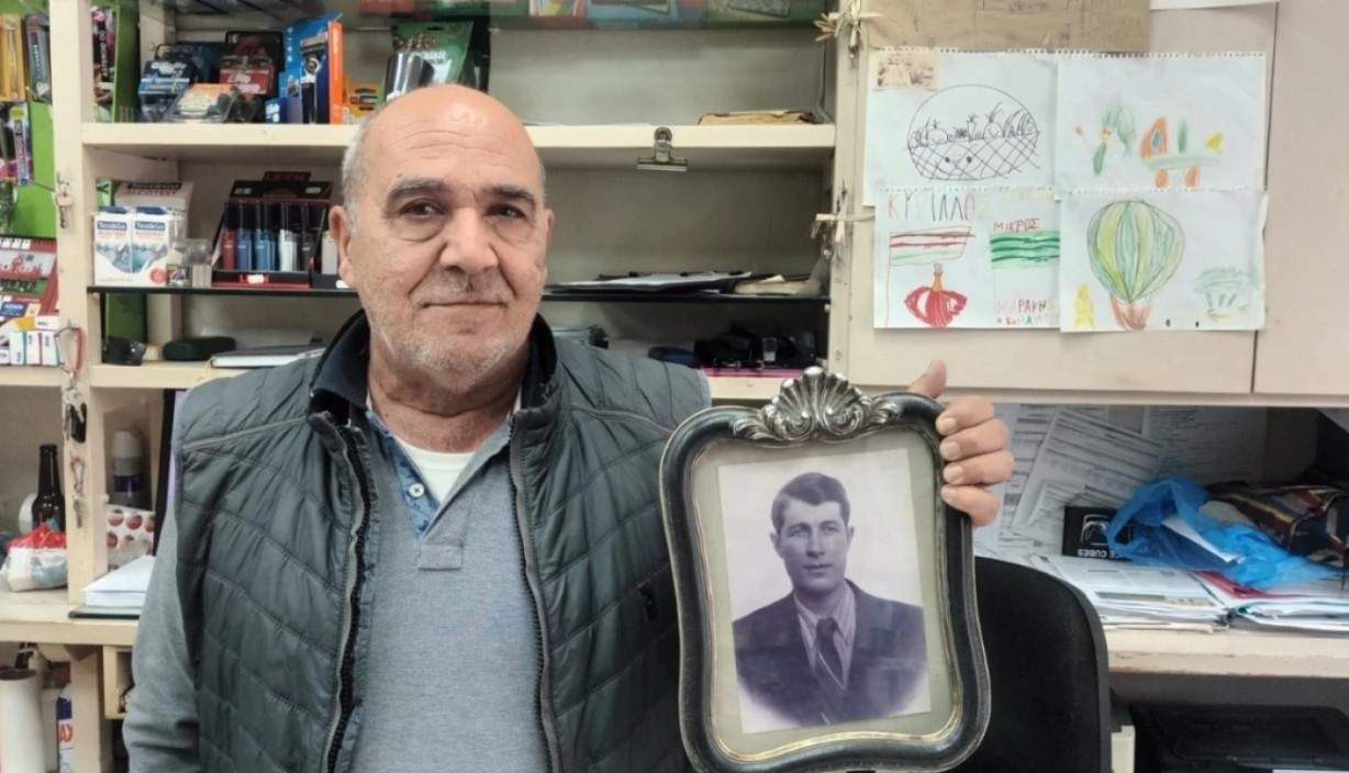 Κομψή από πάνω μέχρι κάτω η Νατάσα Παζαΐτη – Σπάνια κοινή εμφάνιση με την 23χρονη κόρη της στο κέντρο της Αθήνας