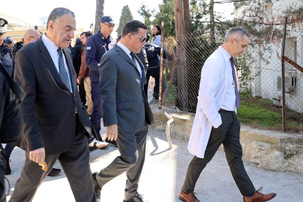 Να μ’ αγαπάς: Πέφτει στα πόδια του Άγγελου και εκλιπαρεί για βοήθεια
