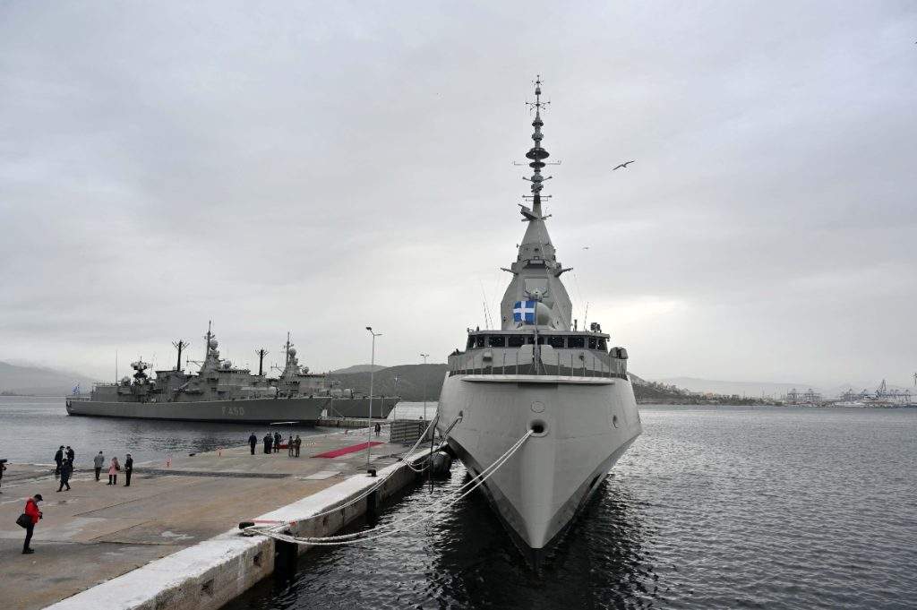 Χειροβομβίδα στον Κορυδαλλό: Καταστροφές σε 6 οχήματα, έσπασαν παράθυρα διαμερίσματος από το ωστικό κύμα