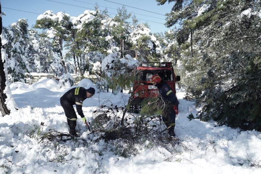 J2US: Φώτα, υπερβολή και η ήρεμη δύναμη της Δήμου