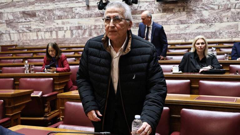 Κατάληψη στο 3ο ΕΠΑΛ Χαλανδρίου: Στο στόχαστρο η διευθύντρια – «Βάζει παιδιά να σκάβουν για να σβήσει απουσίες»