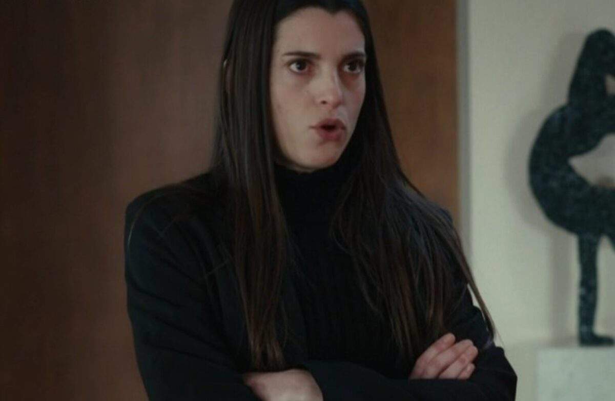 Η Γη της Ελιάς: Η Μαρουσώ χτυπάει πισώπλατα τη Χριστιάνα