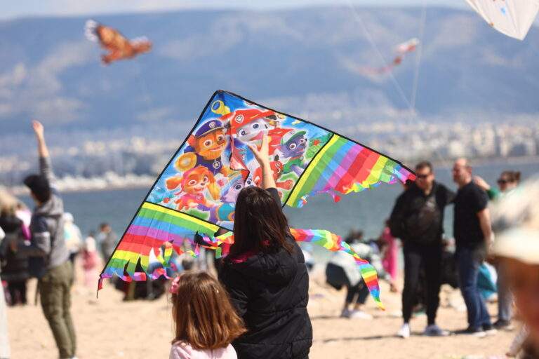 Παραλίγο τραγωδία στην Ελαφόνησο: Η στιγμή που θαλαμηγός «διαλύθηκε» στα βράχια