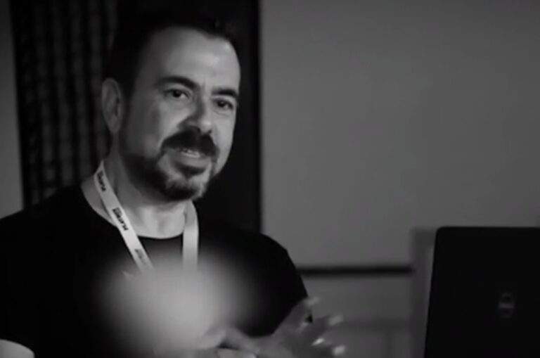 Πίτερς: «Το να καλυφθεί ολόκληρο το γήπεδο με αυτοκόλλητο δεν δείχνει σεβασμό για την υγεία των παικτών»