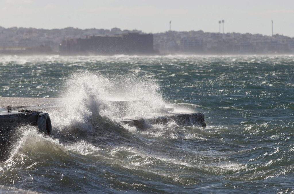 Grand Hotel: Ο Άρης προδίδει τον Πέτρο και τον οδηγεί στον θάνατο