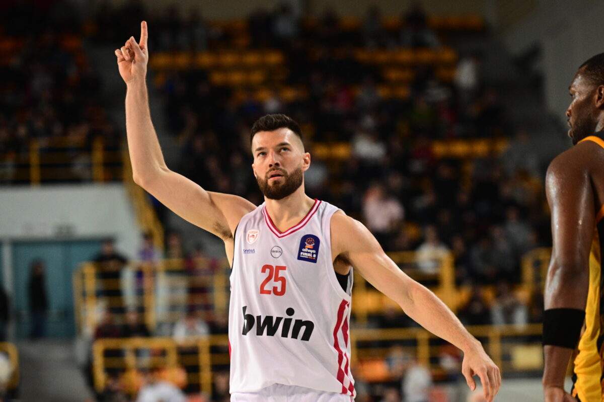 Ολυμπιακός – ΑΕΚ: Ανησυχία με Ταϊρίκ Τζόουνς, αποχώρησε κουτσαίνοντας από τον προημιτελικό Κυπέλλου και θα κάνει μαγνητική