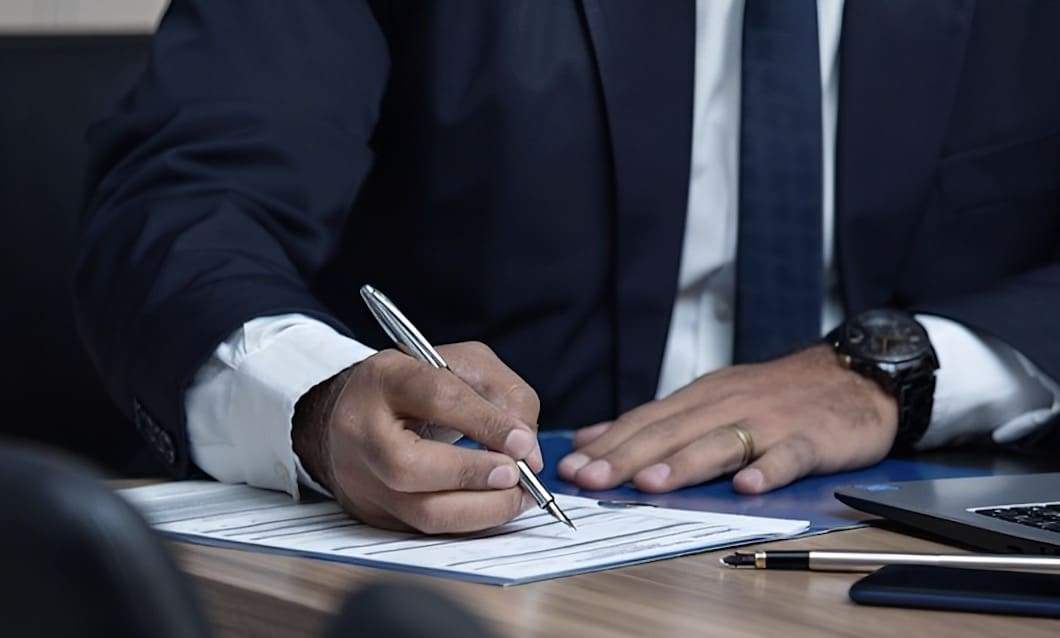 Θα σκεφτόσασταν να ψηφίσετε ένα κόμμα με υποψήφιο τον Παύλο Ντε Γκρες;