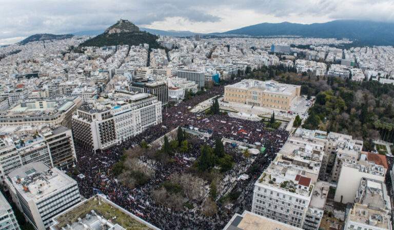 Τέμπη: Ψυχολογικές διαστάσεις του συλλογικού τραύματος και του πένθους