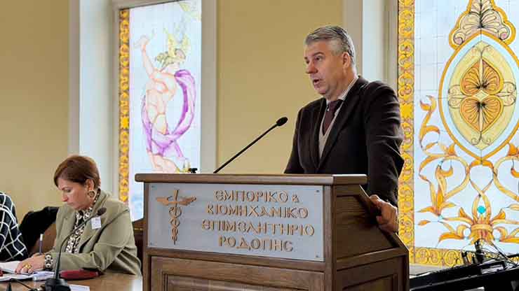 Η Γη της Ελιάς: Ο Κωνσταντίνος πνίγεται – Το ασφυκτικό δίλημμα