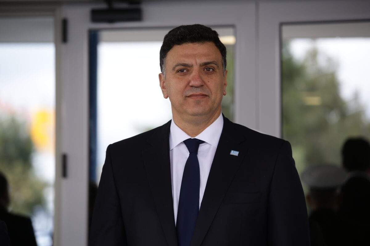 Κύπελλο Ελλάδας: Οι μπηχτές Πίτερς για αυτοκόλλητα, η απάντηση ΕΟΚ και η αναδίπλωση του Αμερικάνου