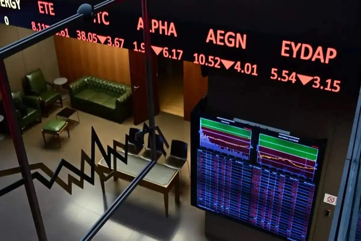 Τήνος: Φώκια κολυμπά και κάνει παιχνίδια στο λιμάνι