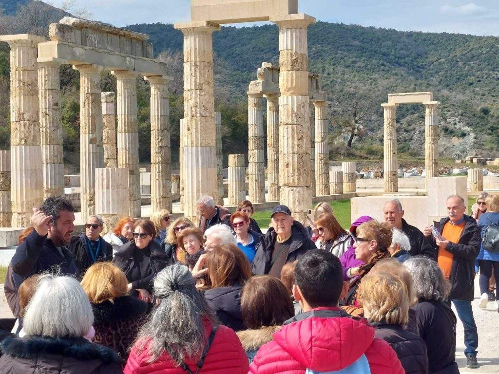 Οργή συγγενών για το φιάσκο στη δίκη των Τεμπών – Οι εικόνες ντροπής και το χρονικό της πρώτης ημέρας