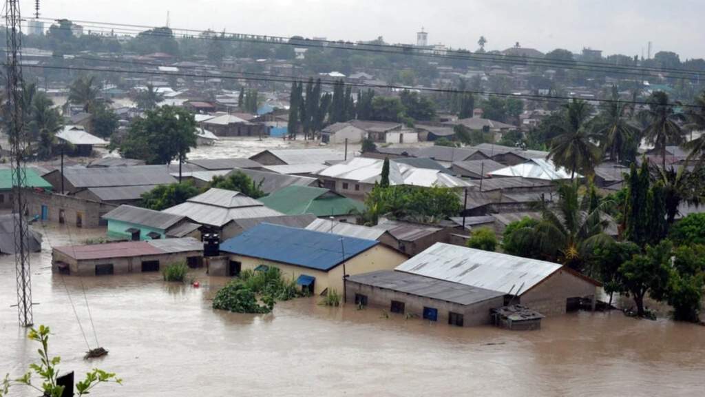 Εκλέρ ταψιού χωρίς ψήσιμο – Με κρέμα σοκολάτας που λιώνει στο στόμα