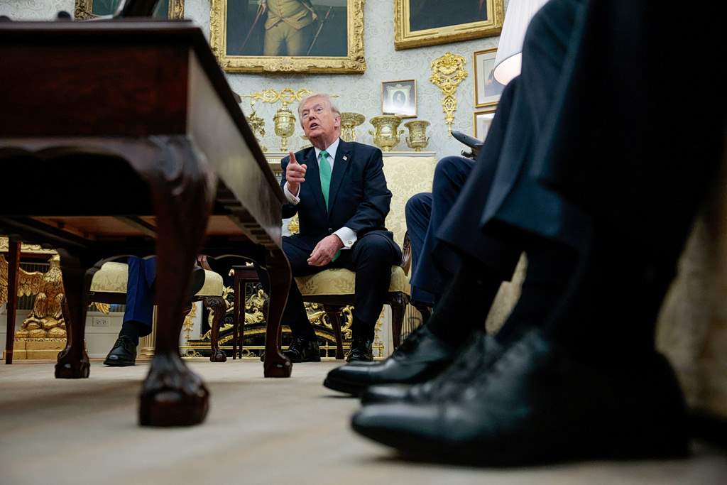 Το σπίτι δίπλα στο ποτάμι: Μπλέκεται με την αστυνομία για να καλύψει τ…