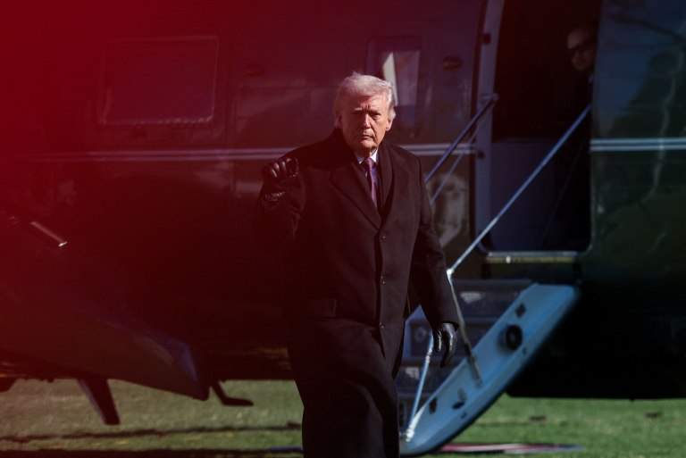 Γιώργος Τσαγκαράκης: Έφοδος της ΕΛΑΣ σε γκαλερί του γνωστού γκαλερίστα στη Γλυφάδα – Φορτώνουν πίνακες σε φορτηγό