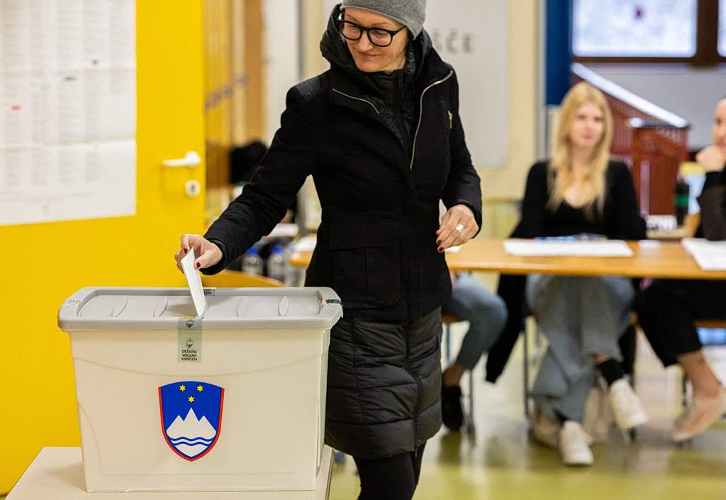 Κατέρρευσε κτίριο στην Κωνσταντινούπολη – Αγωνία για εγκλωβισμένους