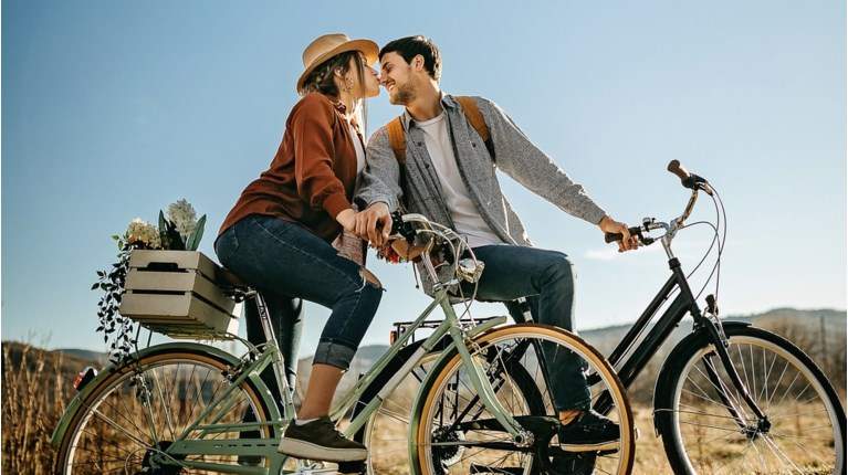 Ορλάντο Μπλουμ: Νέα σχέση με 28χρονο μοντέλο; Η γνωριμία με την Λουίζα Λέμελ, το ταξίδι στην Ελβετία και όσα αποκαλύπτονται