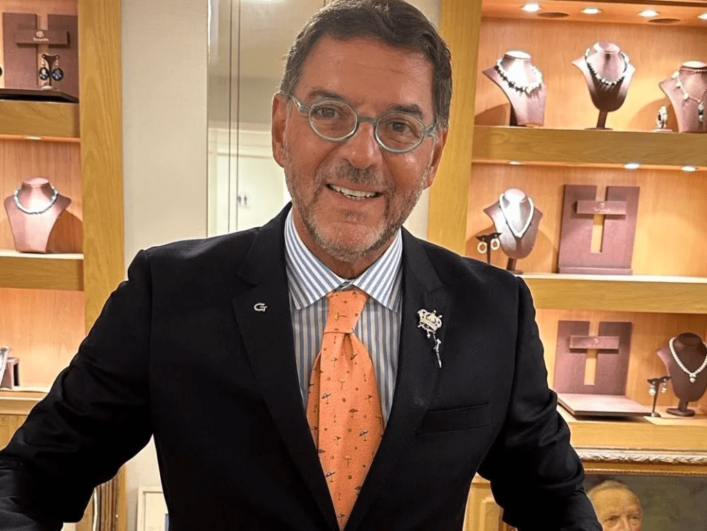 Τέμπη: Συγκλονιστικό βίντεο από το σημείο της τραγωδίας λίγο πριν ξεκινήσει η δίκη – Ένας βωμός δίπλα στις γραμμές