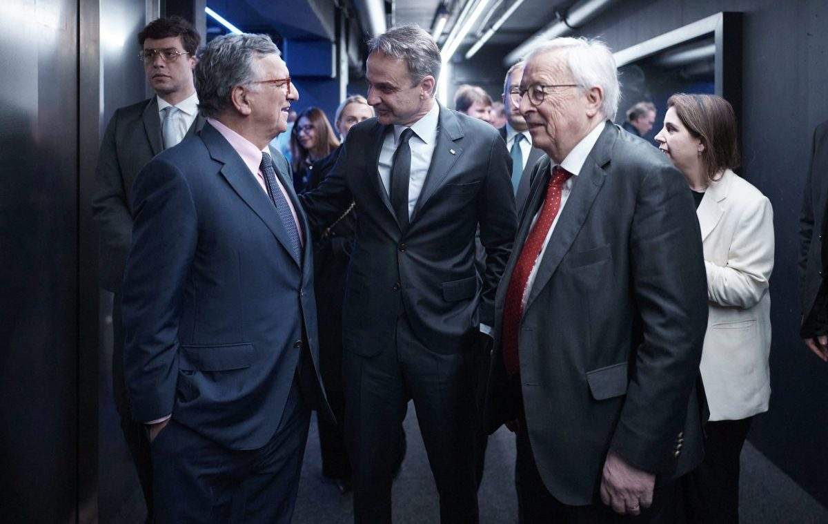 Η στιγμή που Τούρκοι μαφιόζοι «γαζώνουν» αυτοκίνητο ομοεθνούς τους στη Νέα Μάκρη: Δείτε βίντεο