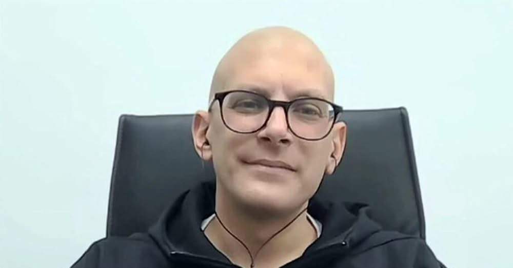 Εγκατέλειψαν σκυλάκι σε στάση λεωφορείου μαζί με τα παιγνίδια του και λίγη τροφή (video)