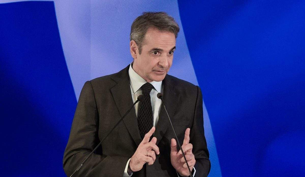 Πρωτόγνωρες εικόνες με ψεκασμούς οχημάτων στο λιμάνι της Μυτιλήνης