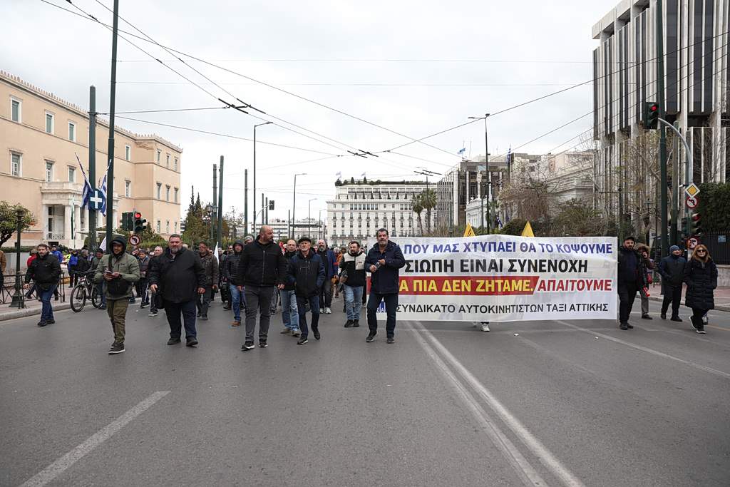 Φωτιά στα καύσιμα και στην οικονομία – Δεν αγγίζει τον ΕΦΚ η κυβέρνηση