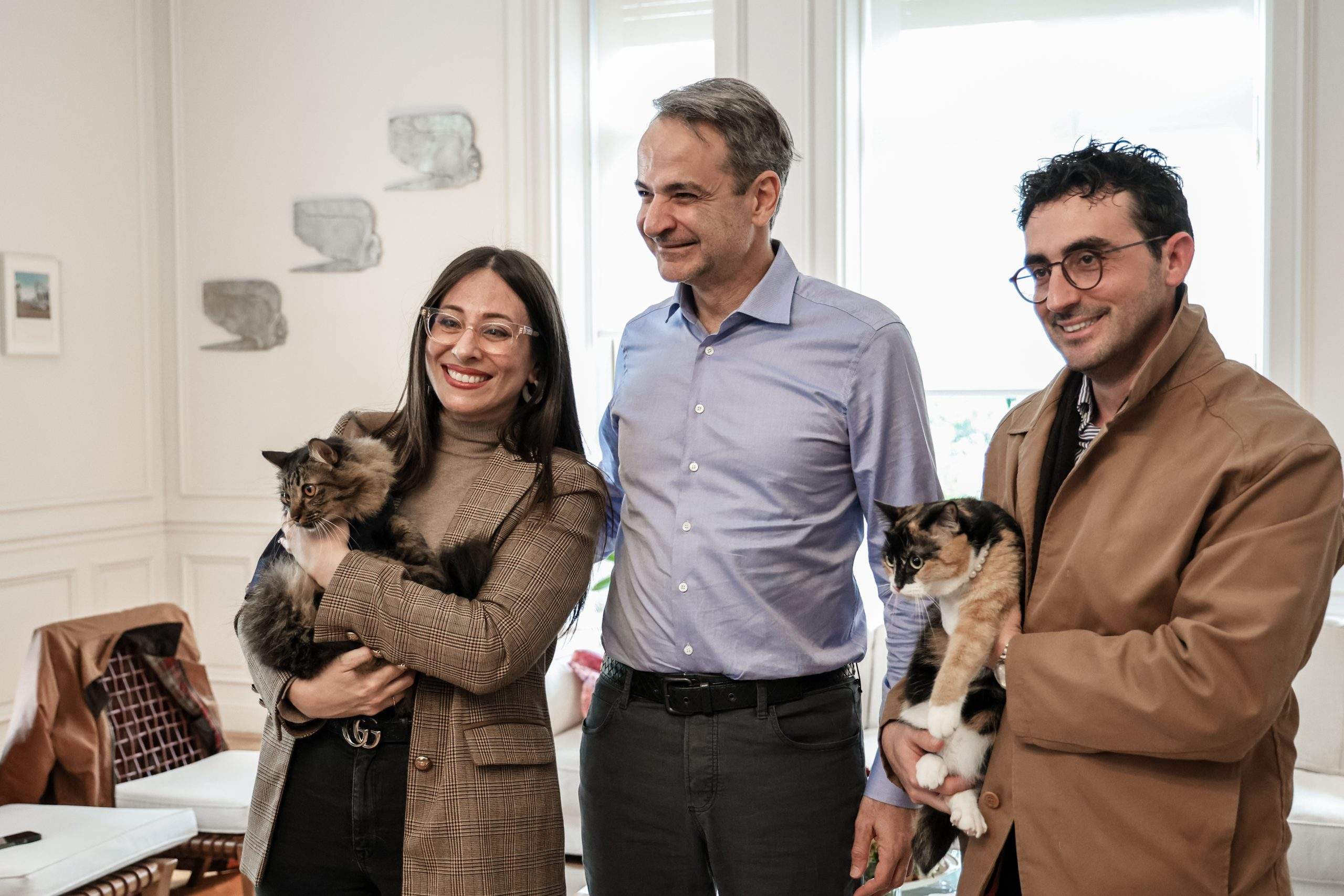 «Δημιουργήσαμε προηγούμενο» είπε ο Μητσοτάκης στους Έλληνες που επαναπατρίστηκαν από την Μέση Ανατολή με τα κατοικίδιά τους