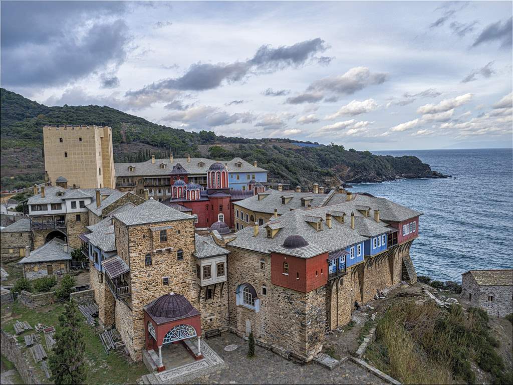 Στενά του Ορμούζ: Νησί Κεσμ, το αβύθιστο «αεροπλανοφόρο» του Ιράν, τι κρύβει στα έγκατά του