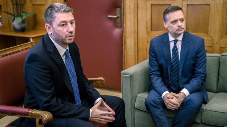 Γαύδος: Οι μαθητές που έδωσαν “ζωή” στο νησί ανήμερα της 25ης Μαρτίου, αποκλείστηκαν στο νησί λόγω καιρικών συνθηκών – “Οι κάτοικοι δάκρυσαν από συγκίνηση” (Εικόνες Βίντεο)