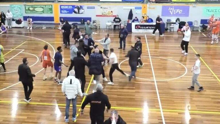 ΣΟΚ ΣΕ ΓΥΜΝΑΣΙΟ: 13ΧΡΟΝΟΣ ΜΑΘΗΤΗΣ ΜΑΧΑΙΡΩΣΕ ΚΑΘΗΓΗΤΡΙΑ