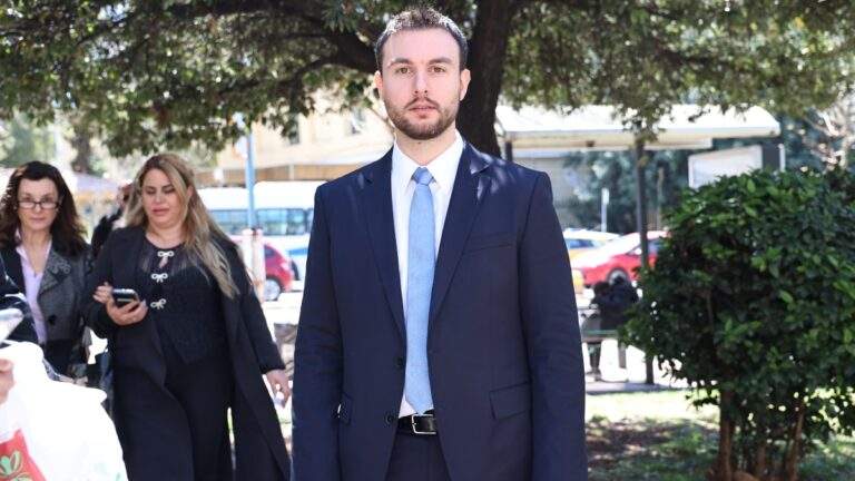 Για ποιον λόγο είναι λάθος να λέμε «θερμά συλλυπητήρια» – Εξηγεί ο Γιώργος Μπαμπινιώτης