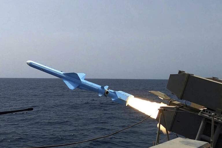 Πώς η Τεχεράνη επιβάλλει τους όρους της στο Ορμούζ: Ο γεωπολιτικός εγκλωβισμός των ΗΠΑ