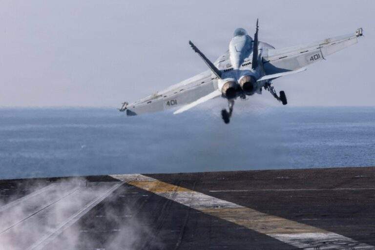 Έφτασαν στην Κύπρο τα ελληνικά F-16: Βίντεο από την προσγείωση