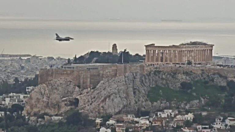 Το κόλπο με καφέ και ξίδι που καθαρίζει εύκολα την κουζίνα