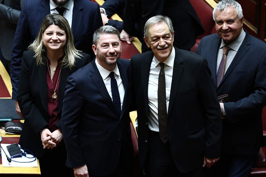 Πόρτο Λεόνε: Σε παράνοια ο Ντίνος – Στέλνει εξώδικο σε Γαλήνη-Ορέστη